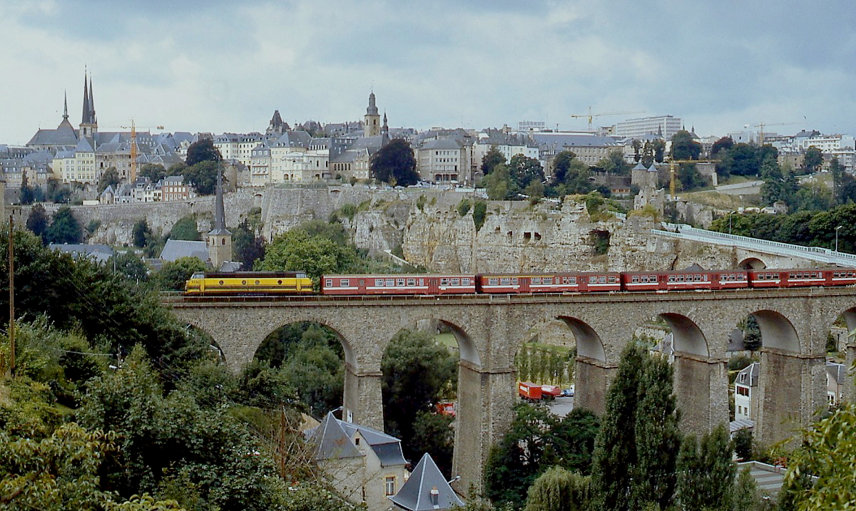 Noch vor der Elektrifizierung der Luxemburger Nordbahn überquert die 5514 der SNCB im Sommer 1989 den Pfaffenthalviadukt in Luxemburg
