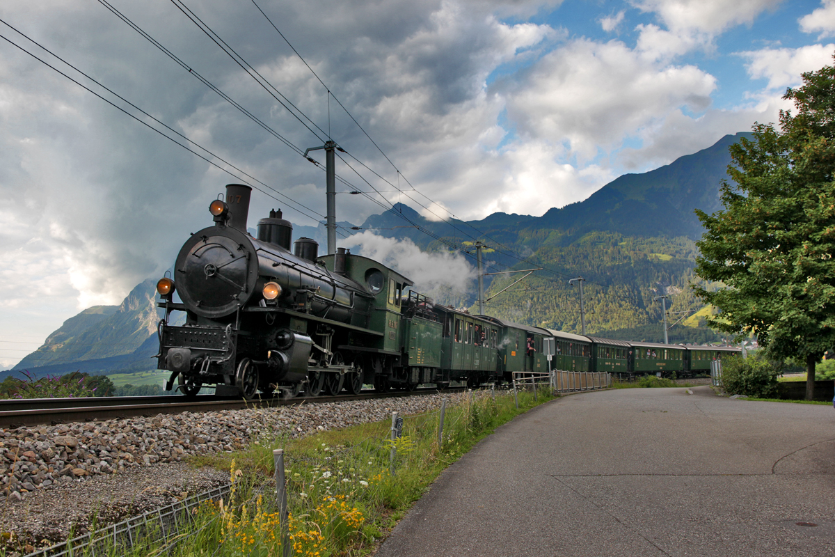 Noch wenige Meter trennen die RhB Schmalspurdampflokomotive G 4/5 107  Albula  mit dem Davoserrundfahrt Sonderzug von ihrem Zielbahnhof Landquart.Bild vom 6.8.2016