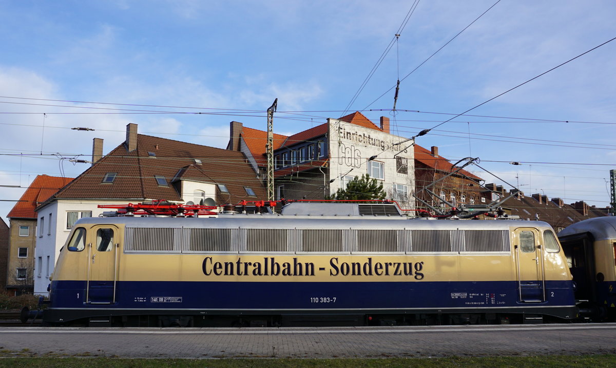 Nochmal der Centralbahn-Sonderzug mit 110 383 in Hildesheim Hbf. Das Ziel war Mainz, Auswärtsspiel des Vfl Wolfsburg. 04.03.2017 VIDEO-LINK: https://www.youtube.com/watch?v=xRRy-RP68rI
