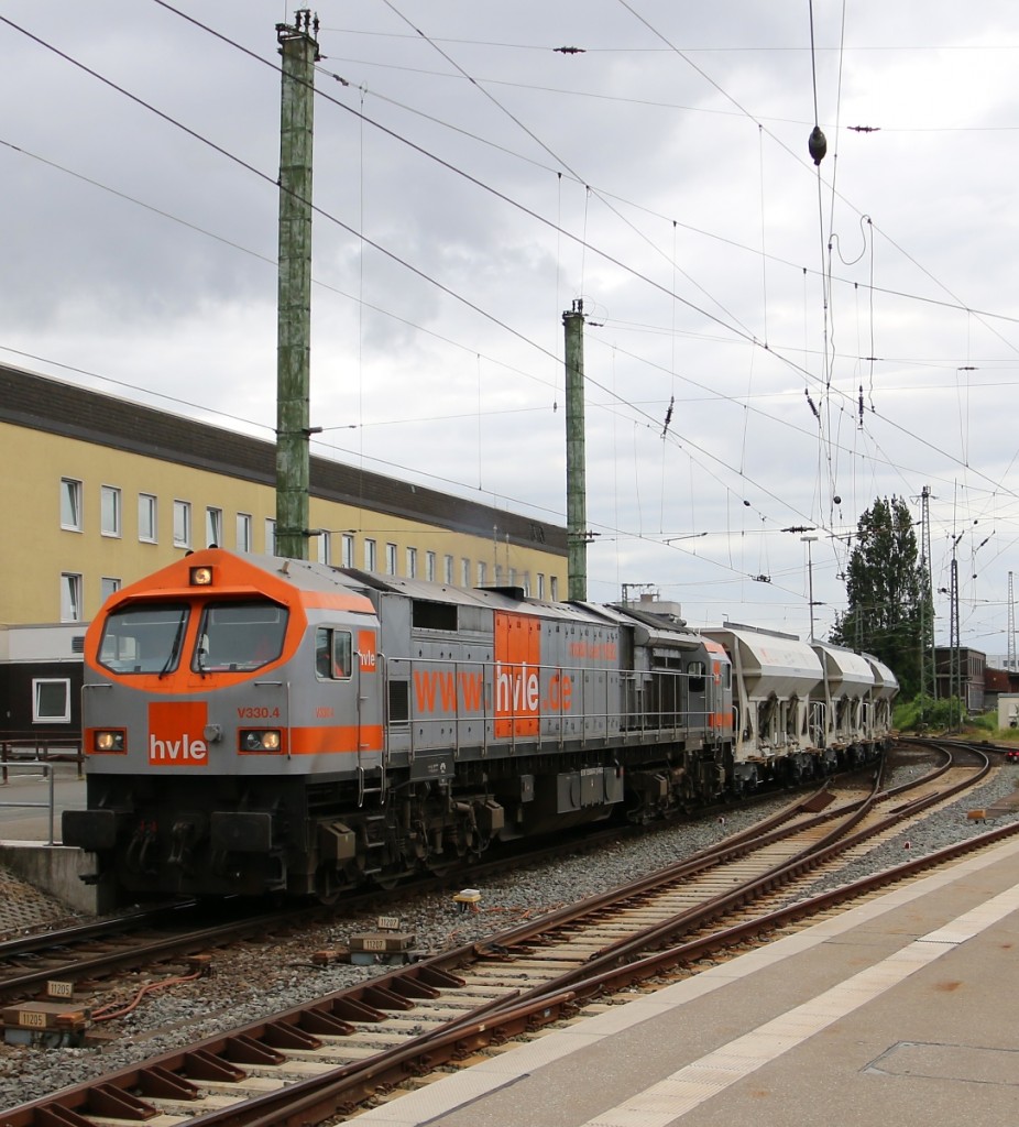 Nochmal in voller Pracht der Tiger der HVLE, 250 004-9 (V330.04), bespannte am 19.06.2014 einen Kieszug und passiert gerade Bremen Hauptbahnhof.