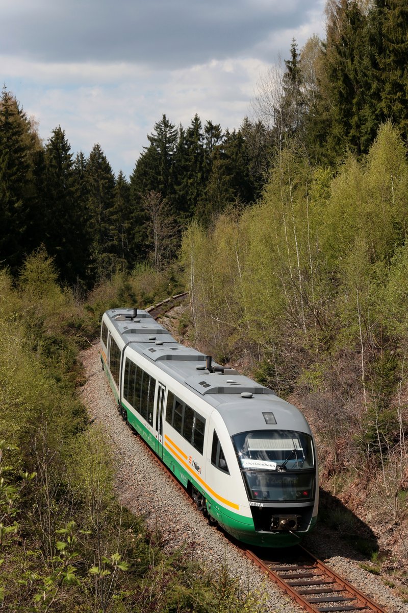 Nochmals eine Vogtlandbahn auf der Strecke zwischen Adorf/Vogtl. und Zwotental, der mit Trilex beschriftete VT17 wird gleich Gunzen, auf der Fahrt nach Zwotental, erreichen. Dieser Streckenabschnitt, ebenfalls KBS 539, ist derzeit ohne Verkehr. 05.05.2016