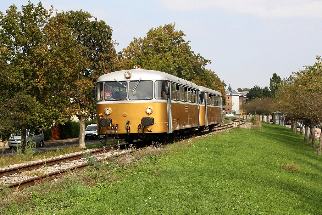 NÖVOG 5081 051-4 und 6581 055-8 am 16.September 2018 als SR 16811 von Wien Meidling nach Waldmühle kurz vor dem Bahnhof Perchtoldsdorf.