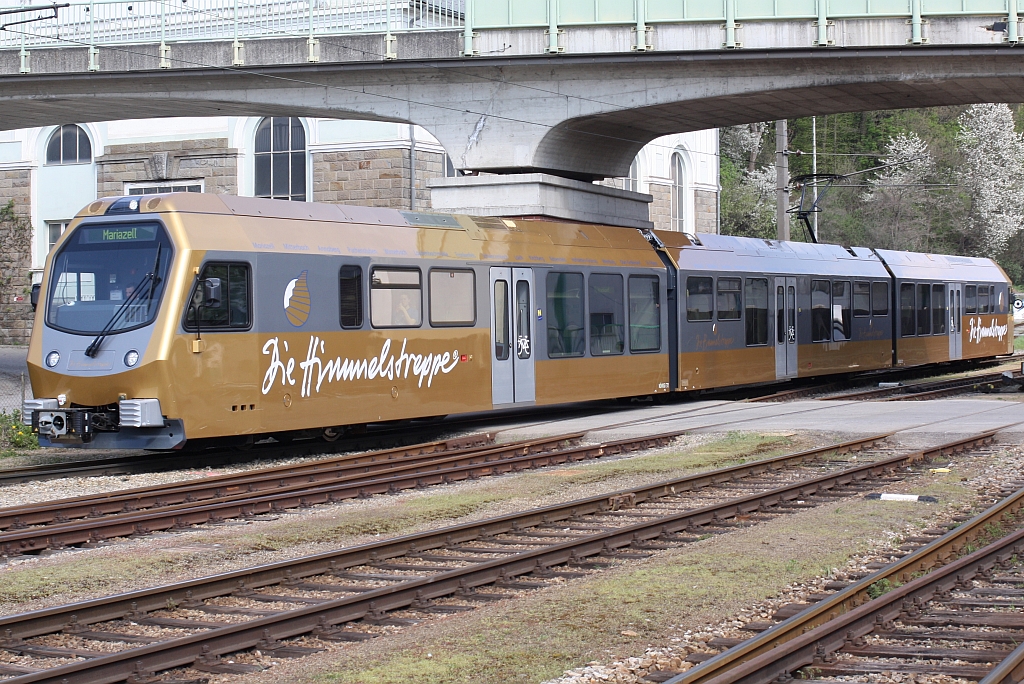 NÖVOG ET 2 als R 6809 von St.Pölten Hbf. nach Mariazell am 19.April 2015 bei der Einfahrt in St.Pölten Alpenbahnhof unter der Stockinger Brücke.