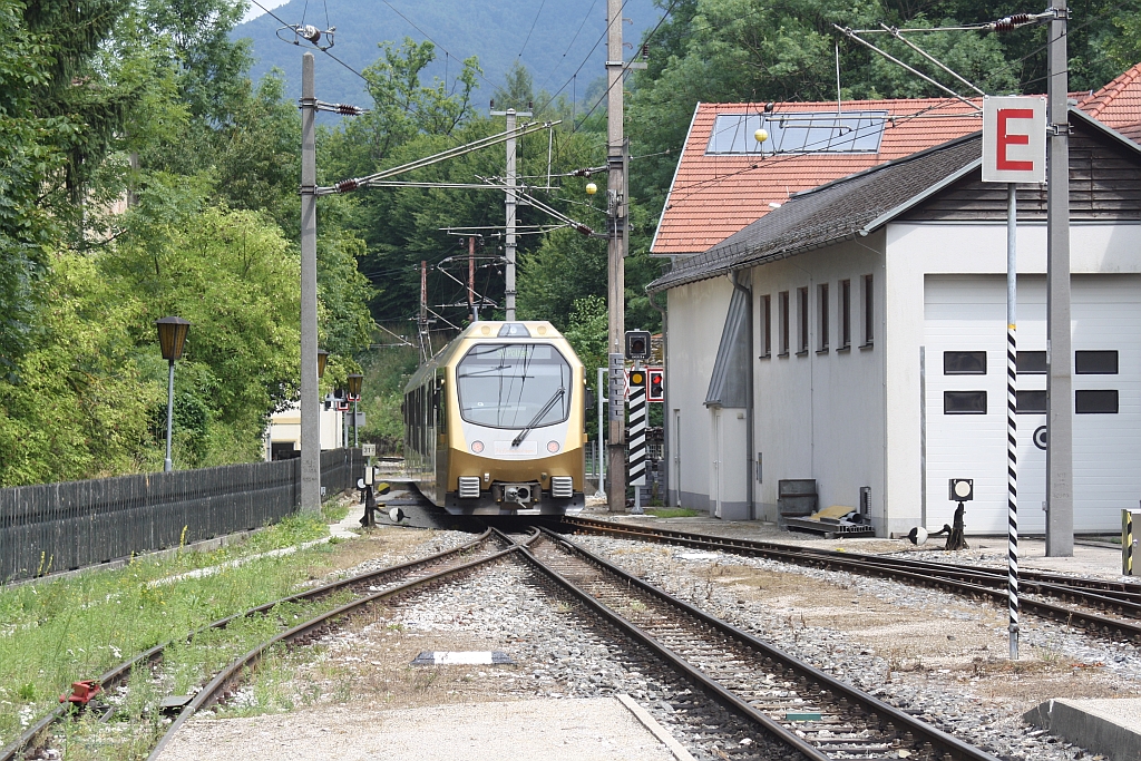 NÖVOG ET4 nach St. Pölten fährt am 27.Juli 2014 aus dem Bahnhof Kirchberg an der Pielach.