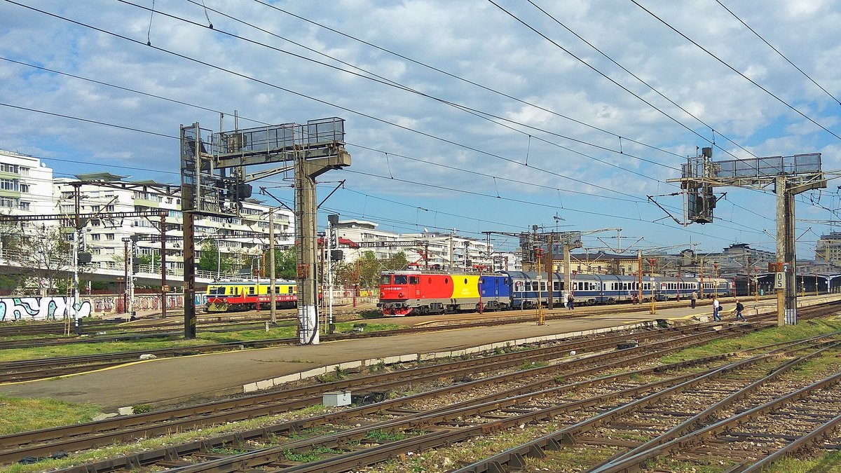 Nordbahnhof Bukarest am 20.04.2018. In der Mitte die 91-53-0-410465-5 mit IR-Garnitur. Im Hintergrund - ein Bahnhdienstfahrzeug zur Überprüfung der Gleise und Oberleitungen
