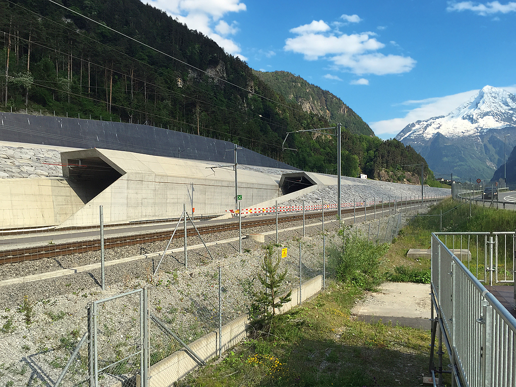 Nordportale des Gotthard-Basistunnels (GBT), der heute 01. Juni 2016 eröffnet wird. Die Gleise der Gotthard-Bergstrecke verlaufen hier parallel. Rechts hinten erhebt sich der Bristen (3073 m ü. M.). Aufnahme während Vetotour am 27. Mai 2016, 18:13