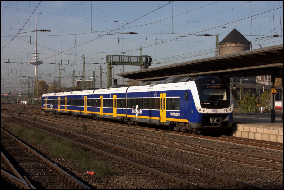 Nordwestbahn ET 440215 verläßt am 4.11.2015 um 13.05 Uhr den Hauptbahnhof Bremen mit Ziel Bremen - Farge. Im Hintergrund sind der Fernsehturm und rechts der alte Wasserturm des BW zu sehen.