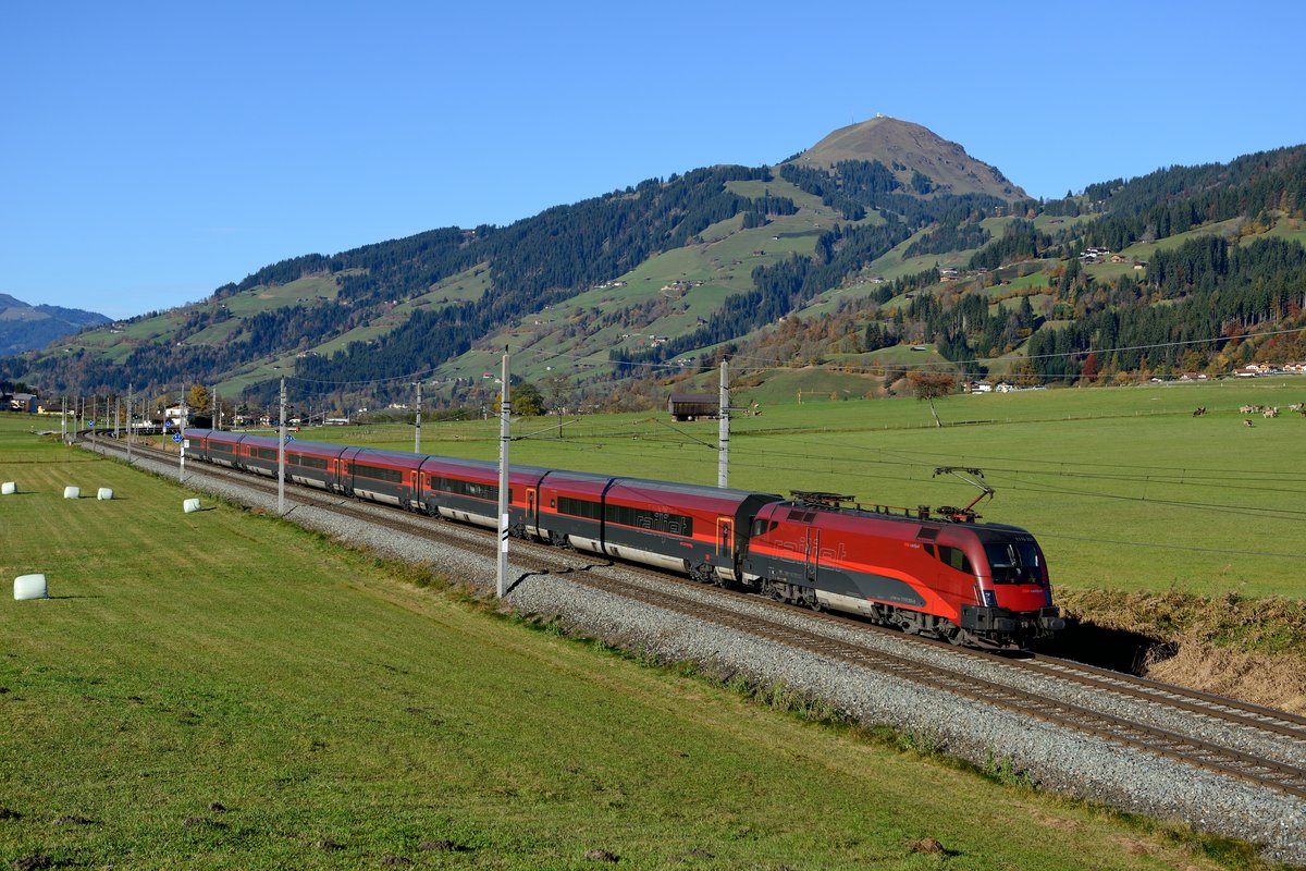 Normalerweise nicht auf der Giselabahn zu beobachten: Die RailJet Züge der ÖBB. Aufgrund der Sperre des Korridors am Wochenende des 26. und 27. Oktober 2013 nahmen auch die österreichischen Hochgeschwindigkeitszüge den längeren Weg über Schwarzach-St.Veit. Hier ist SO-RJ 31364 von Salzburg nach Sargans mit der 1116.209 bei Brixen im Thale unter der beeindruckenden Kulisse der Hohen Salve zu sehen.
  