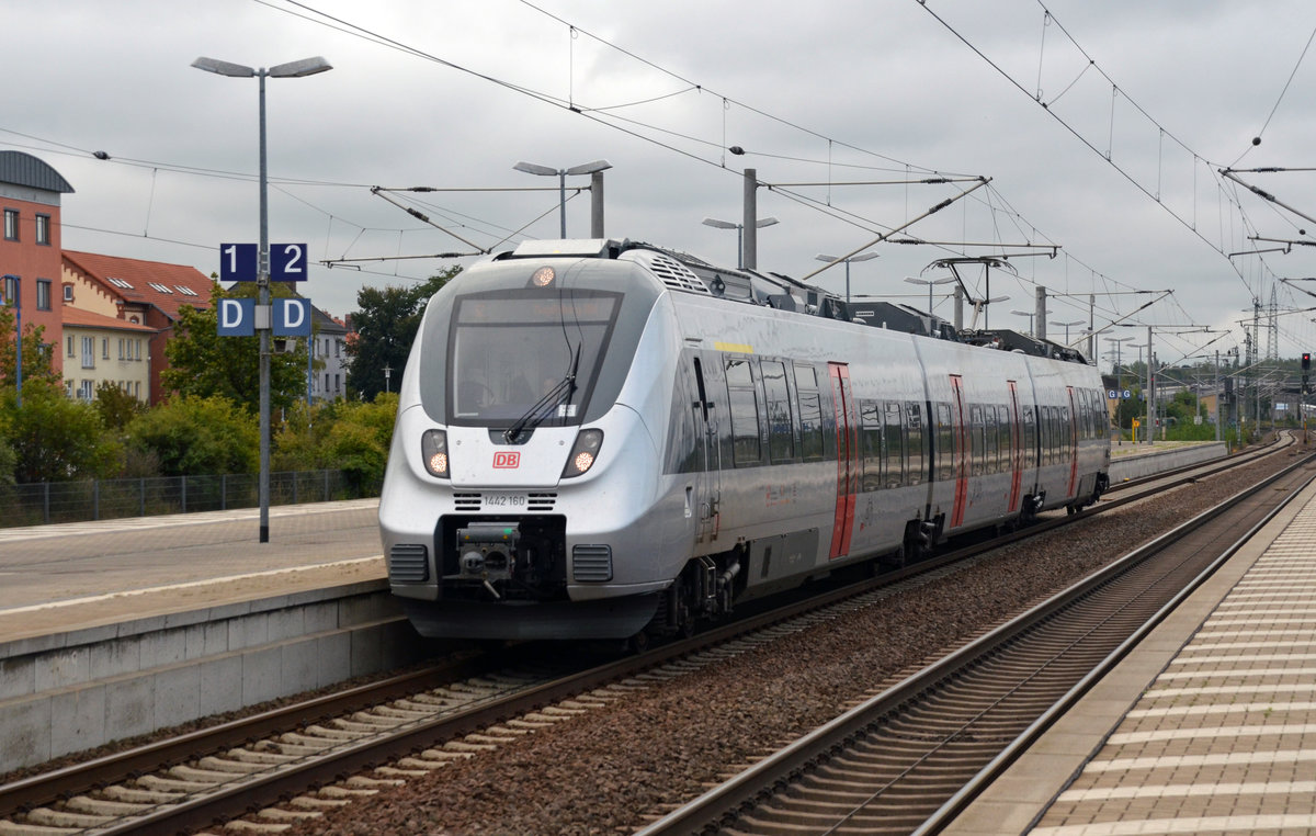 Normalerweise verkehren auf der S2 zwischen Leipzig-Connewitz und Dessau bzw Magdeburg fünfteilige Talente der S-Bahn Mitteldeutschland. Am 08.10.16 erreicht der dreiteilige 1442 160 als S2 nach Magdeburg den Bahnhof Bitterfeld.