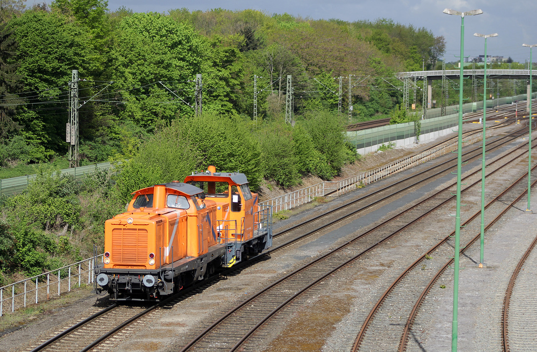 Northrail 211 031 (der Mieter zu diesem Zeitpunkt ist mir nicht bekannt) holt eine Lok vom Typ MaK G 322 ab,
die beim Unternehmen Chemion leihweise im Einsatz war.
Aufgenommen am 15. April 2014 in Dormagen.