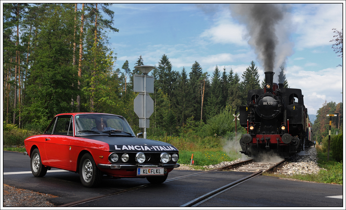 Nostalgie Total 2013 – 20 Jahre Museum Historama. Kurz vor Ferlach hatte am 1.9.2013 der Oldtimerkonvoi von Weizelsdorf nach Ferlach bei der Eisenbahnkreuzung im Waldeinschnitt kurz vor Ferlach Vorrang.
 http://www.nostalgiebahn.at/

