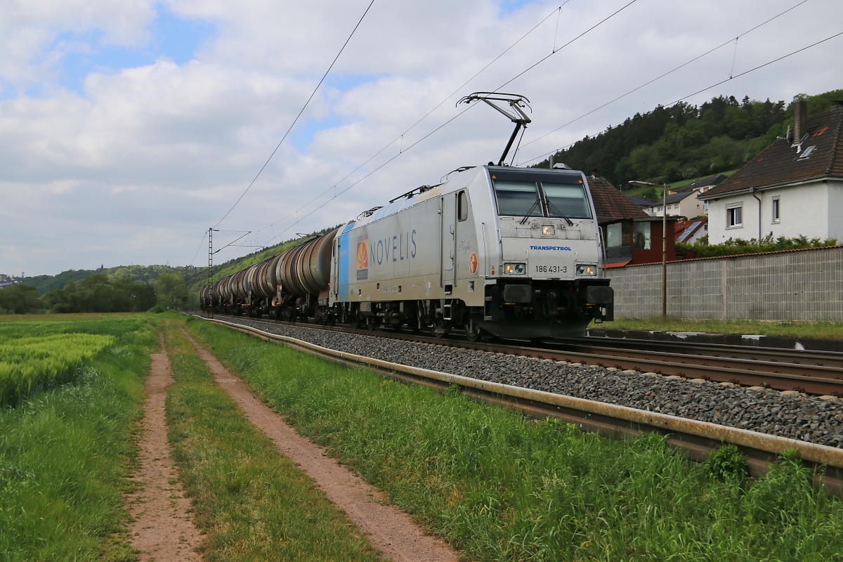Novelis 186 431-3 mit Kesselwagenzug in Fahrtrichtung Norden. Aufgenommen in Ludwigsau-Friedlos am 14.05.2016.