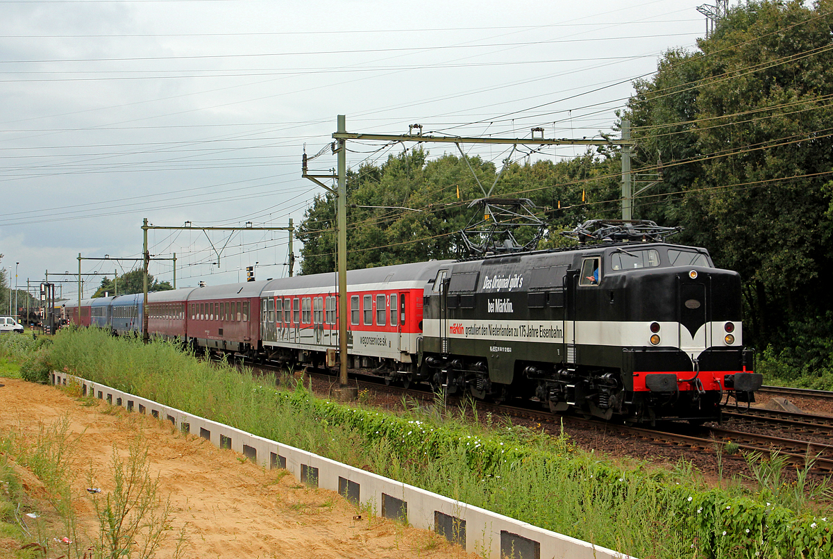 NS1252 mit Autoslaaptrein bei Blerick am 22.08.2014
