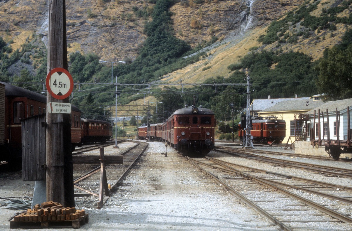 NSB Bahnhof Flåm am 4. August 1982: Personenzug der Flåmsbanen.