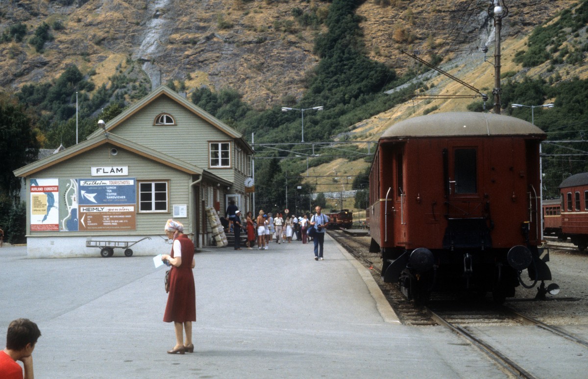 NSB Bahnhof Flåm am 4. August 1982. - Die Bahnstrecke Myrdal - Flåm ist 20,4 km. 