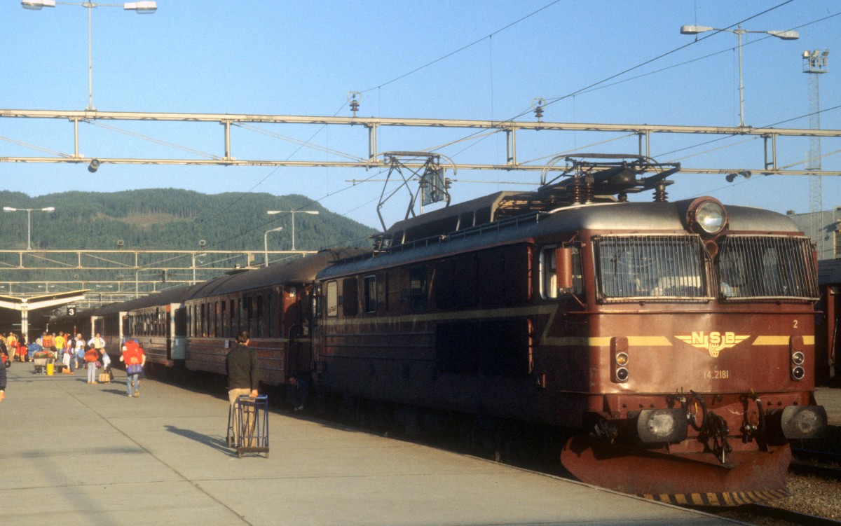 NSB Elektrische Lok 14-2181 Bahnhof Bergen am 4. August 1982. - Der Zug fährt nach Oslo. 