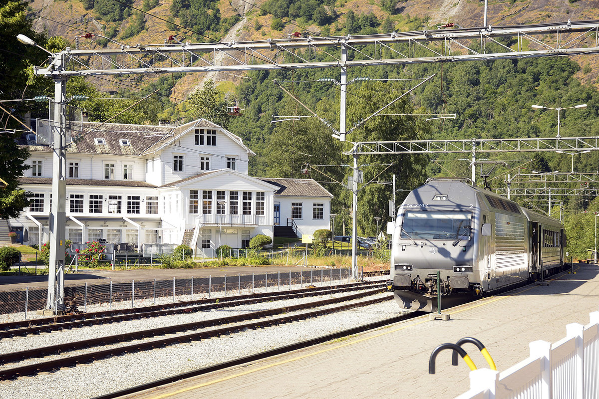 NSB (Norwegische Staatsbahnen) EL 18 2243 bei der Abfahrt am Flåm Bahnhof.Die Lokomotive ist für eine externe Speisung der Lokomotivheizanlage auf der Ortsnetzbasis von 400 V mit 50 Hz eingerichtet. Deshalb ist eine Parkstellung mit abgesenktem Bügel möglich.
Aufnahme: 13. Juli 2018.