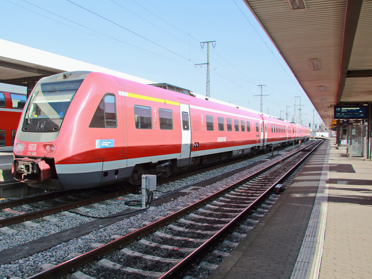 Nürnberg Hauptbahnhof am 22. Februar 2018, auf  Gleis 20 steht 612 488 mit einem RE aus Schwandorf. 

