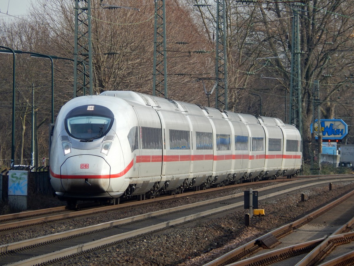 Nun auch am Mittag in Düsseldorf zu sehen. Der ICE 407 Velaro D kam gegen Mittag von Köln nach Düsseldorf durch Oberbilk gefahren.

Oberbilk 06.01.2015