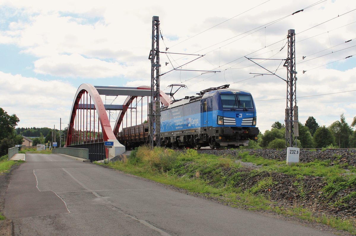 Nun ist auch ein Vectron (383 003-1) zwischen Cheb und usti nad Labem (?) unterwegs. Hier zu sehen am 13.07.17 bei Tršnice. 