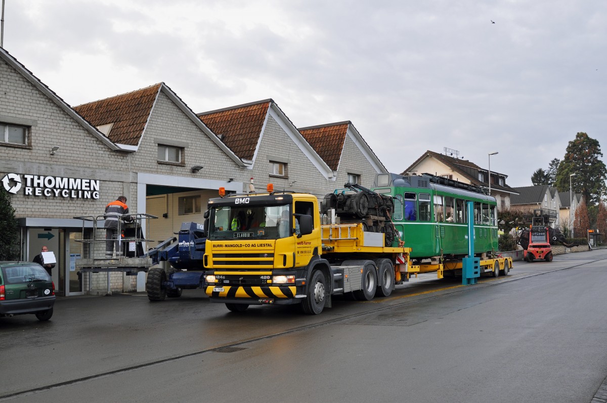 Nun ist der Be 4/4 460 an der Reihe. Am 18.12.2015 wird er in der Hauptwerkstatt aufgeladen und tritt die letzte Reise an. Jetzt steht der Be 4/4 460 auf der Waage.