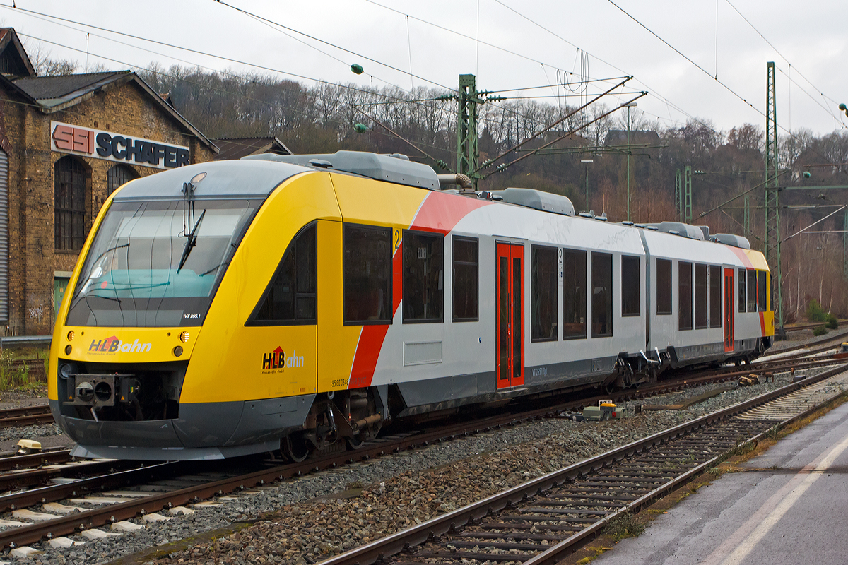
Nun ist es soweit, an heute (14.12.2014) gab es den Fahrplanwechsel und die HLB Hessenbahn GmbH ist der Betreiber der 3LnderBahn. So fhrt der VT 265 der HLB (95 80 0648 165-8 D-VCT /95 80 0648 665-7 D-VCT), ein Alstom Coradia LINT 41 ehemals der vectus Verkehrgesellschaft mbH dessen NVR-Registrierung er noch trgt, als RB 95 Au/Sieg - Siegen (HLB61655) in den Bahnhof Betzdorf/Sieg ein.

Die 3LnderBahn (neuer Betreiber HLB) hat zum Fahrplanwechsel im Dezember 2014 den kompletten Fahrzeugpark der vectus Verkehrsgesellschaft mbH bernommen. Der HLB gehrten 74,9% Gesellschaftsanteile der vectus, die restlichen 25,1% hatte die Westerwaldbahn (WEBA)  Zustzlich zu den 25 ehemaligen vectus-Fahrzeugen (18 Lint 41 und 7 Lint 27) setzt die DreiLnderBahn ab dem Fahrplanwechsel angemietete Zge anderer Eisenbahnunternehmen ein (1 VT 629, 5 RegioShuttle RS 1 und 9 GTW 2/6). Ab August 2015 wird der Fahrzeugpark der 3LnderBahn durch 7 bereits von der HLB bestellten, fabrikneuen LINT 41 ergnzt.