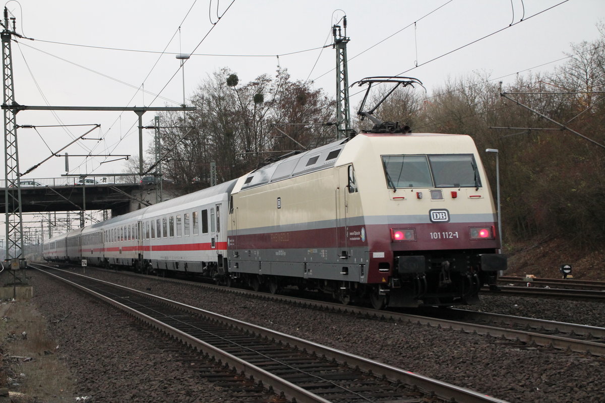 Nun habe ich sie auch im neuen Design: 101 112  Rheingold  war am 29.11.2018 Schublok von IC 2373. Hier bei der Ausfahrt in Kassel-Wilhelmshöhe.