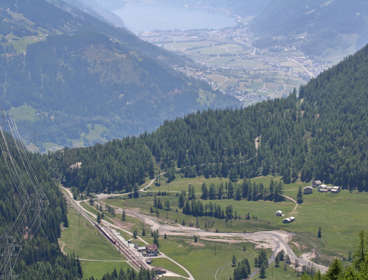 Nun haben die beiden Triebwagen ABe 4/4 III 53  Tirano  und 51  Poschiavo  mit ihrem R1629 (St.Moritz - Tirano) die Station Cavaglia erreicht. Am oberen Bildrand ist schon der Lago di Poschiavo zu erkennen, an dessen Ufern der Zug bald entlang fahren wird.

Cavaglia, 13. Juni 2017