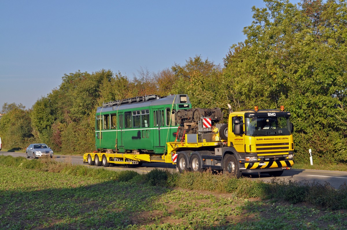 Nun hat für den Be 4/4 461 die letzte Reise begonnen. Am 02.10.2015 wird der Motorwagen in der Hauptwerkstatt abgeholt und zur Firma Thommen gefahren. Hier fährt der Konvoi auf der Rheinstrasse Richtung Augst.