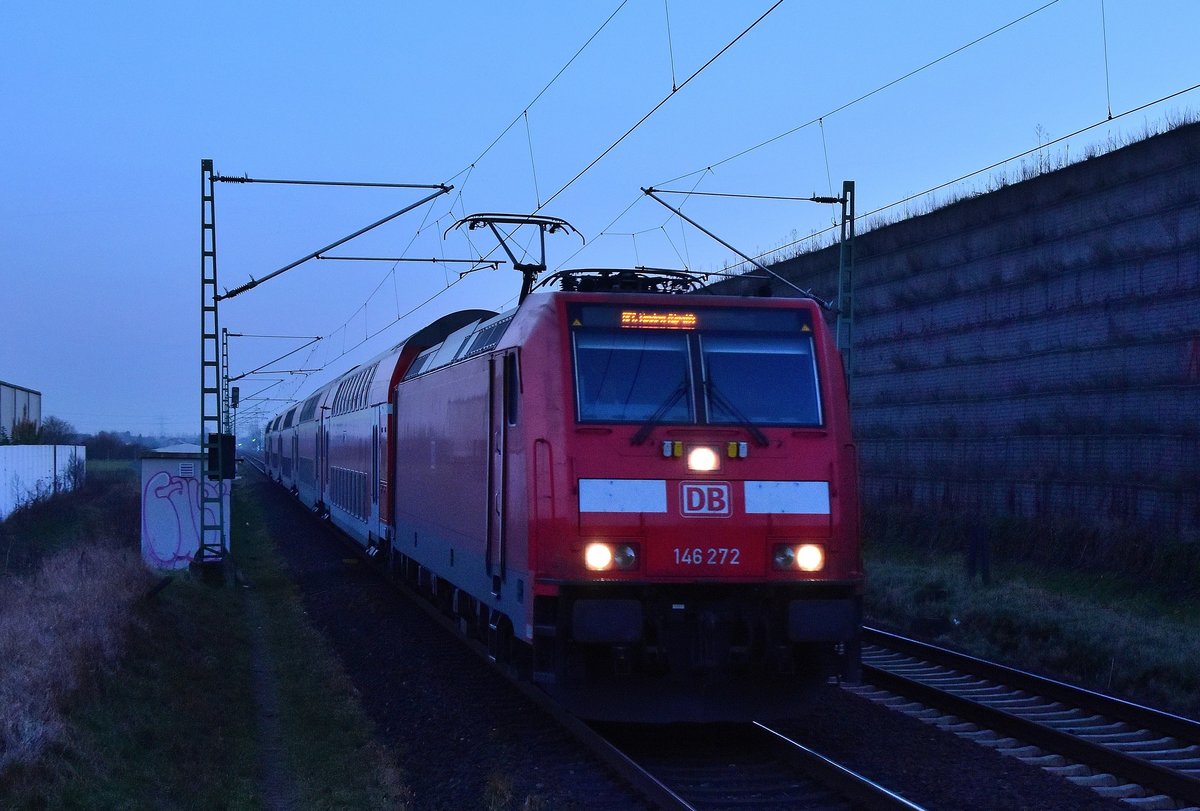 Nun sind wieder rote RE auf der Kbs 495 unterwegs, hier ist die 146 272 mit einem RE6 nach Minden vor meine Linse geraten, der Zug kommt vom Flughafen Köln Bonn und hat dem RE6a den Dienst streitig gemacht. 16.12.2016
