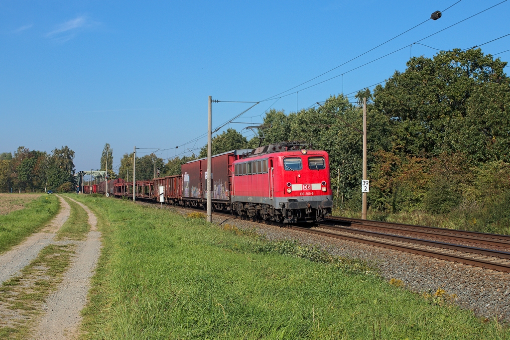 Nur auf kurzer Strecke war die 139 309 am 3.10.2015 unterwegs, hier mit einem Mischer bei Peine