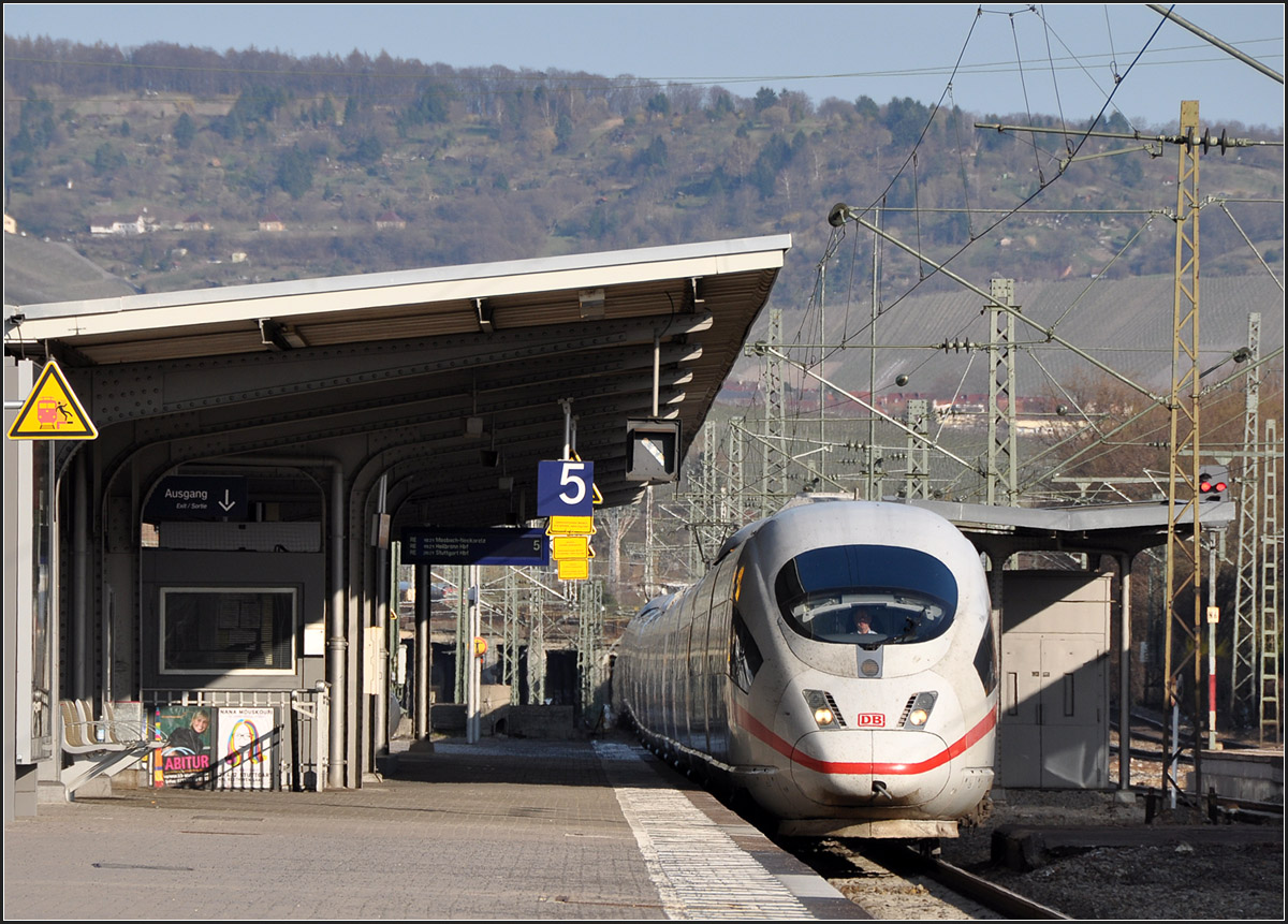 Nur ein Bahnsteigbild -

Durchfahrender ICE 3 im Bahnhof Stuttgart-Bad Cannstatt.

26.03.2012 (J)