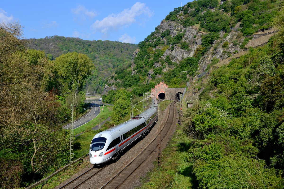 Nur ein schmales Zeitfenster steht zur Verfügung, wenn man Zug mit Seitenausleuchtung an den südlichen Portalen der Loreley-Tunnel fotografieren möchte. Am 29. April 2017 ließ sich an dieser Stelle nur der umgeleitete ICE 1521 von Dortmund HBF nach München HBF blicken.