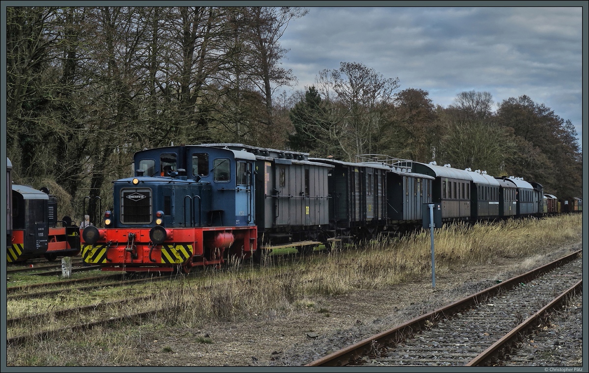 Nur gelegentlich finden auf der Strecke Magdeburg - Loburg Sonderfahrten statt, organisiert vom Verein Dampfzug-Betriebs-Gemeinschaft, der in Loburg ein kleines Eisenbahnmuseum betreibt. Am 05.03.2017 steht V22.05 der DBG steht mit dem Sonderzug nach Büden im Bahnhof Loburg zur Abfahrt bereit.