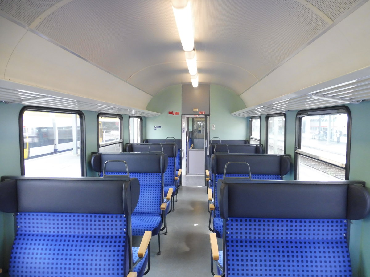 Nur noch 3x n-Wagen findet man in Stuttgart im OFV DBm Design ohne Glastrennwände, darunter auch der 22-34 297 Bnrz 451.4. Aufgenommen im Juni 2018