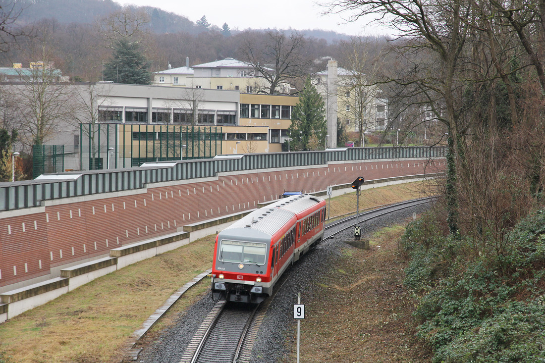 Nur noch wenige hundert Meter sind es für 628 645 bis zum Aschaffenburger Hauptbahnhof.
Aufgenommen am 25. Januar 2018.