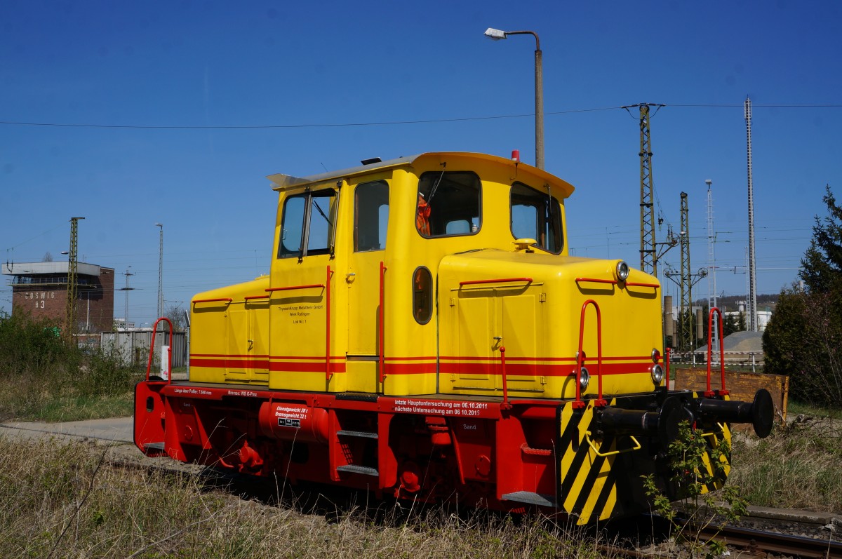 Nur selten ist sie außerhalb des Firmengeländes zu sehen, diesmal hatte ich Glück, eine Diesellok von O&K (ist es eine MV9 oder MV10 ?) ehemals bei ThyssenKrupp MetalServ GmbH in Ratingen, verrichtet jetzt ihren Dienst für Stahl-Service-Center und rangiert hier zwischen Radebeul-Naundorf Coswig (Dresden); 21.04.2015
