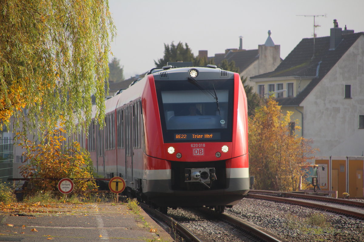Nur wenige Sonnenstrahlen zeigten sich an diesem Oktobertag. Doch mit genau diesen erreicht 620 018 als RE 22 (Köln Messe/Deutz - Gerolstein)/ RB 22 (Gerolstein - Trier Hbf) den Bahnhof von Mechernich.

Mechernich, 29. Oktober 2016