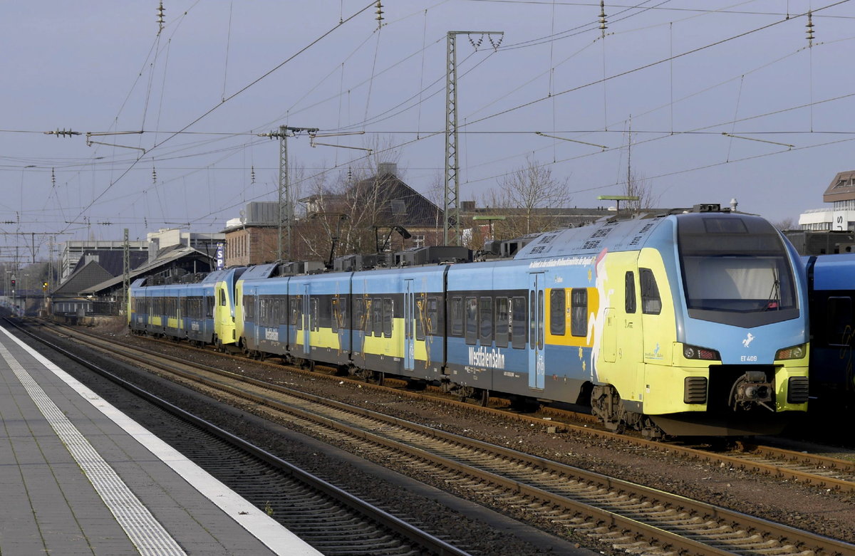 Nur zwei Strecken sind der Westfalenbahn nach dem Fahrplanwechsel im Dezember verblieben. Eine davon ist die mit vierteiligen Flirt 3 meistin Doppeltraktion bediente Emslandstrecke. Drei dieser Fahrzeuge halten am 14.1.18 Sonntagsruhe in Rheine. Bildmitte: ET 409 (1428 109).