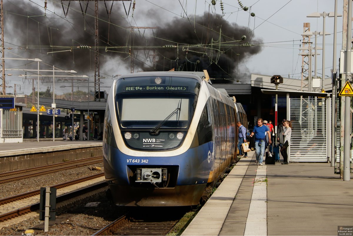 NWB VT 643 342 in Essen Hbf, dahinter steht 52 6106 auf Gleis 7, am 16.09.2018.