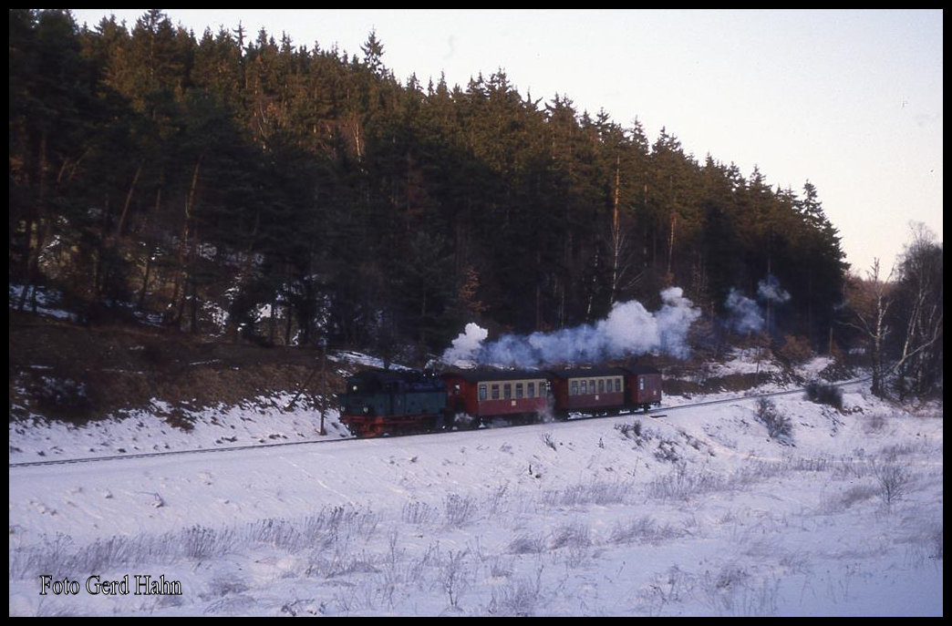 NWE 21 mit Personenzug nach Alexisbad zwischen Harzgerode und Zielbahnhof am 18.2.1993 um 16.37 Uhr.
