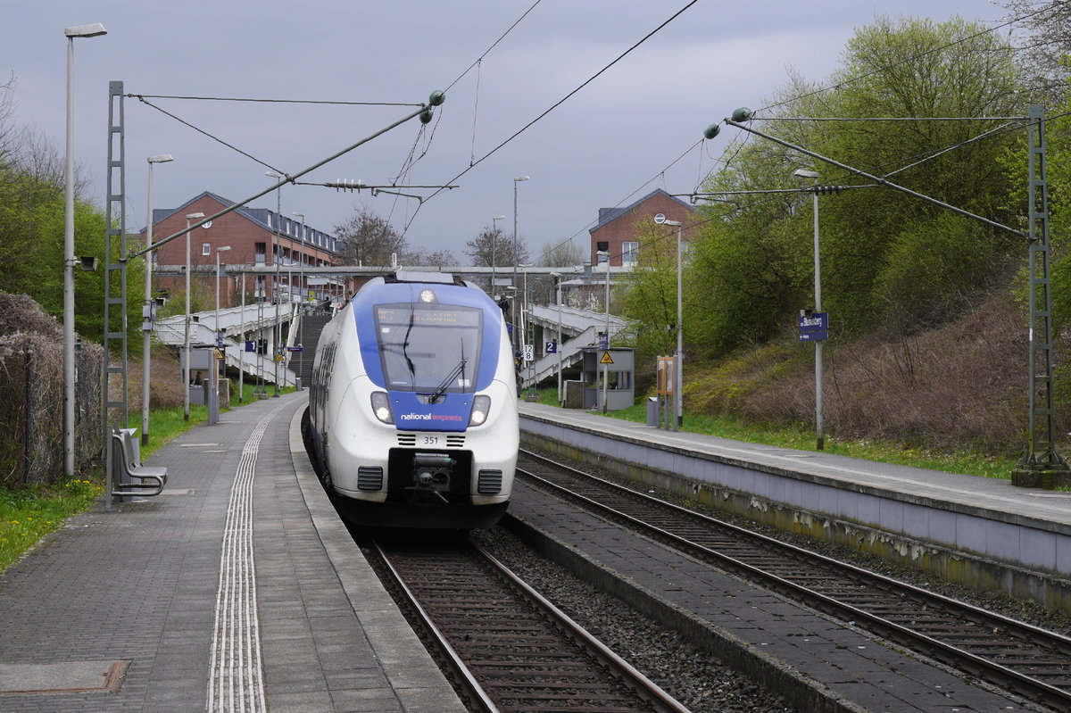 NX 351 (mit 375) durchfährt die S-Bahn-Station Köln-Blumenberg auf dem Weg nach Krefeld (29.3.17). Noch bis 6.4. werden die Züge der RE-Linien 6 und 7 wegen Gleisbauarbeiten zwischen Worringen und Longerich über die (fast komplett im Tunnel verlaufende) S-Bahn-Strecke über Chorweiler umgeleitet.