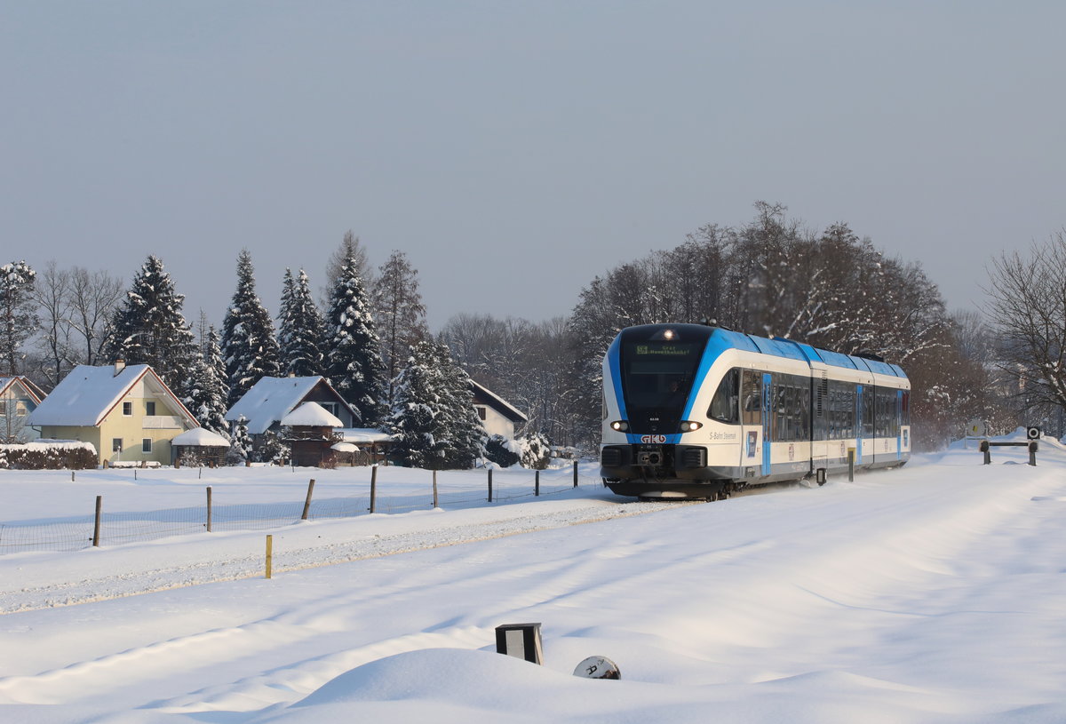 Ob die Weiche richtig steht sehn wir wenn der Schnee weggeht ,.... 

Nein Scherz 

Für den GTW 08 steht die Weiche auf jeden Fall richtig ! 

28.02.2018 in Schwanberg 