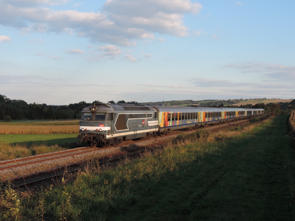 Obermodern 28.09.2015 : Abendlicht auf die 67571 mit dem Regionalzug nach Sarreguemines. Solche Züge fahren noch bis April 2016.