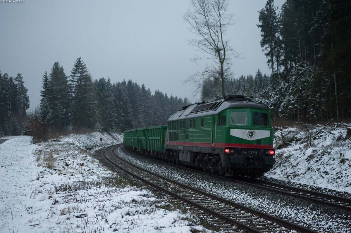 Objekt der Begierde war an diesem Tag der Sandzug aus Kayna nach Kaufering. 241 697-2 schob den Zug hier bei Martinlamitz Richtung Süden nach, 04.02.2018
