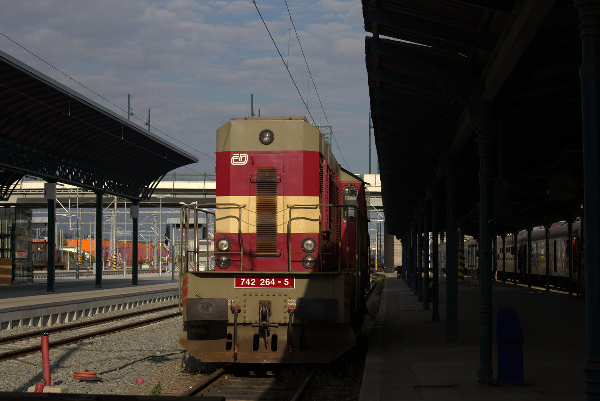 Obwohl der Bahnhof in Pilsen eine Grobaustelle ist, sonnt sich hier in aller Ruhe eine 742 264-5 am Bahnsteig. 23.09.2016, 16:26 Uhr