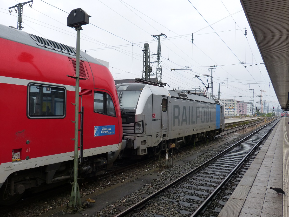Obwohl ein Dosto-Steuerwagen vorhanden ist, hängt am RE nach Sonneberg noch eine zweite Vectron hinten dran. Nürnberg Hbf 22.07.2018