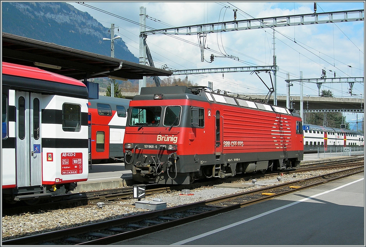 Obwohl ich ansonsten sehr für Abwechslung bin, finde ich dass die Brünigbahn HGe 4/4 in der SBB lakierug am besten wirkte.
HGe 101 968-6 in Interlaken Ost am 23. April 2006 