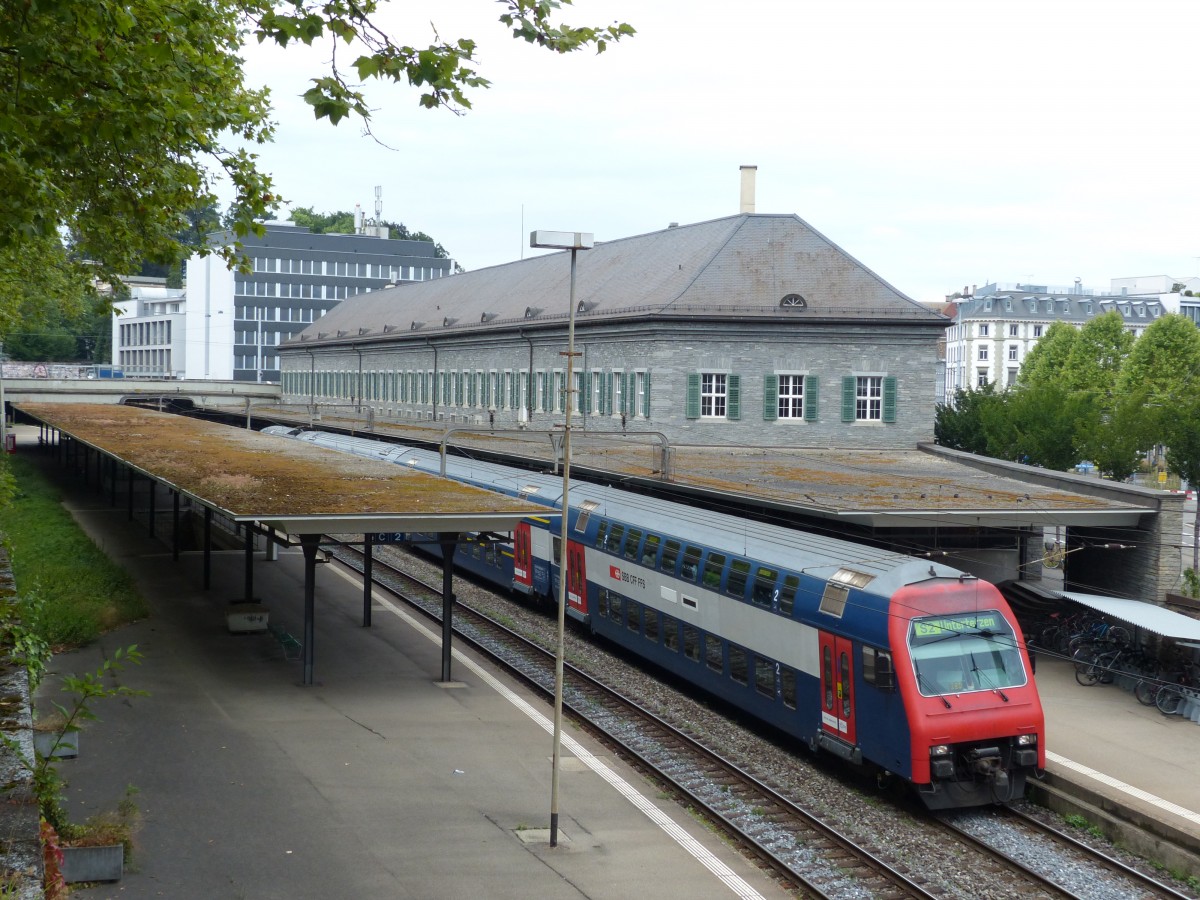 Obwohl die S-Bahn-Strecke beidseitig vom Bahnhof Zürich Enge unterirdisch verläuft, liegt dieser an der Oberfläche. Die Höhenunterschiede der Umgebung machen perspektivisch interessante Fotos möglich. Hier eine S2 nach Unterterzen. 1.8.2015
