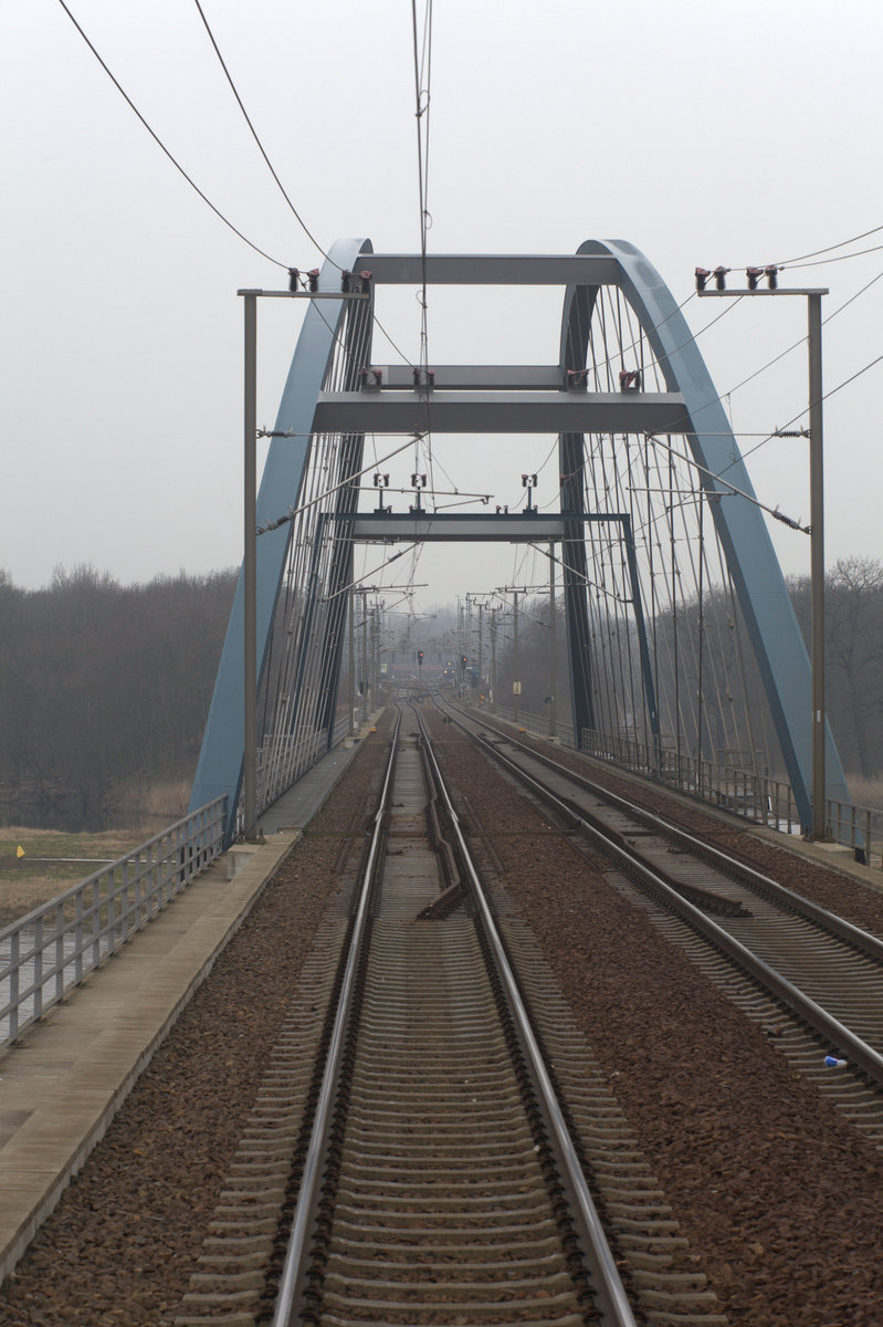 Oderbrücke  bei Frankfur Oder aus dem IC aufgenommen.25.03.2016 10:53 Uhr.